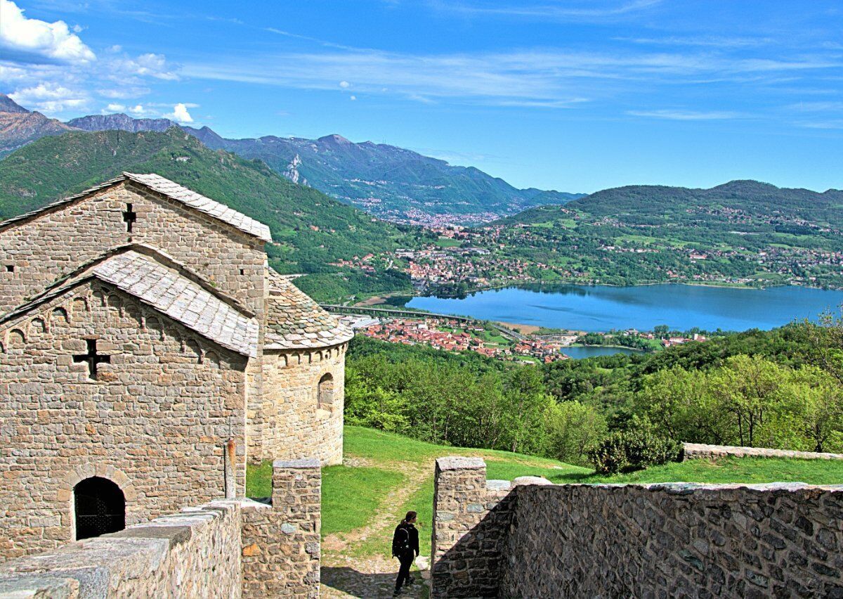 Trekking dall’Abbazia di San Pietro al Monte alla cima del Cornizzolo Trekking dall’Abbazia di San Pietro al Monte alla cima del Cornizzolo desktop picture