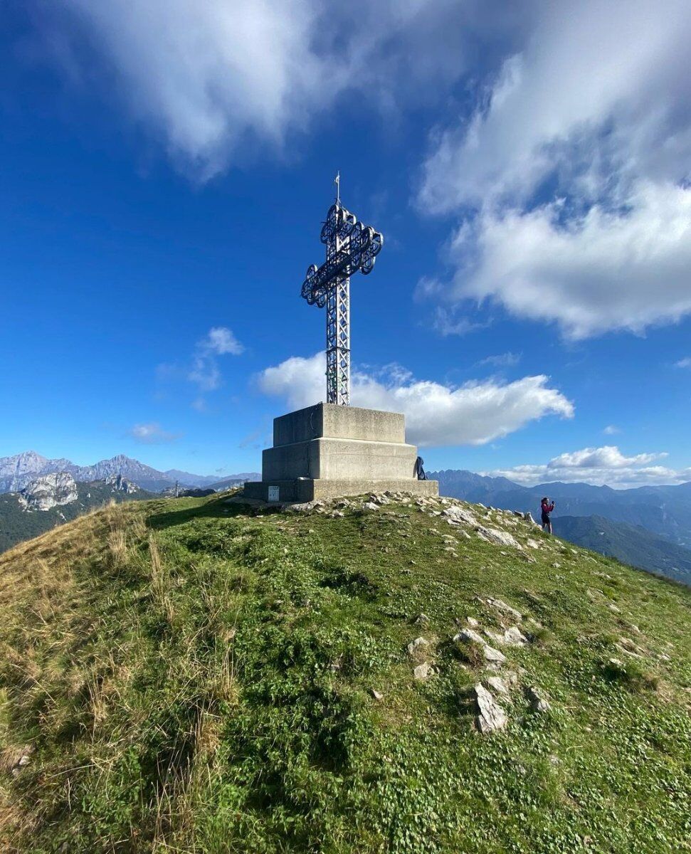 Trekking dall’Abbazia di San Pietro al Monte alla cima del Cornizzolo Trekking dall’Abbazia di San Pietro al Monte alla cima del Cornizzolo desktop picture