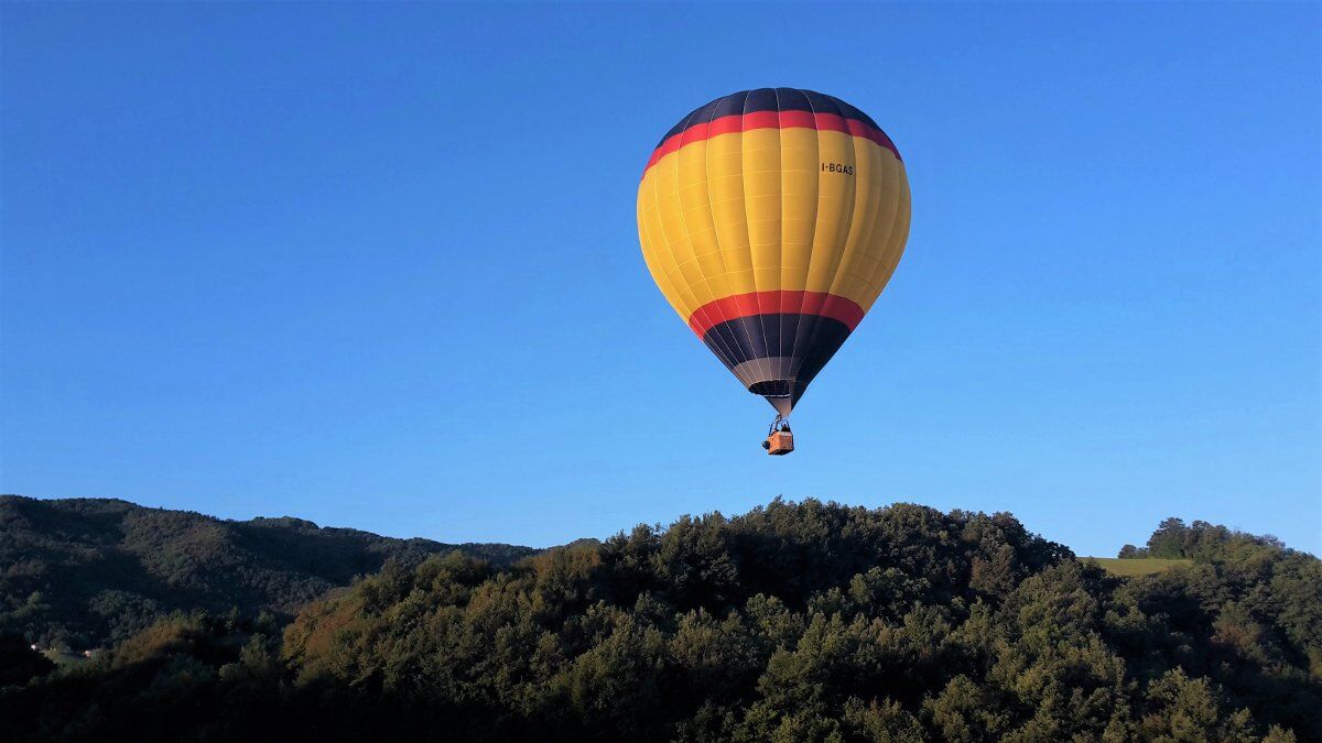 Volo in Mongolfiera all’alba sull’Appennino: un’esperienza da sogno Volo in Mongolfiera all’alba sull’Appennino: un’esperienza da sogno desktop picture