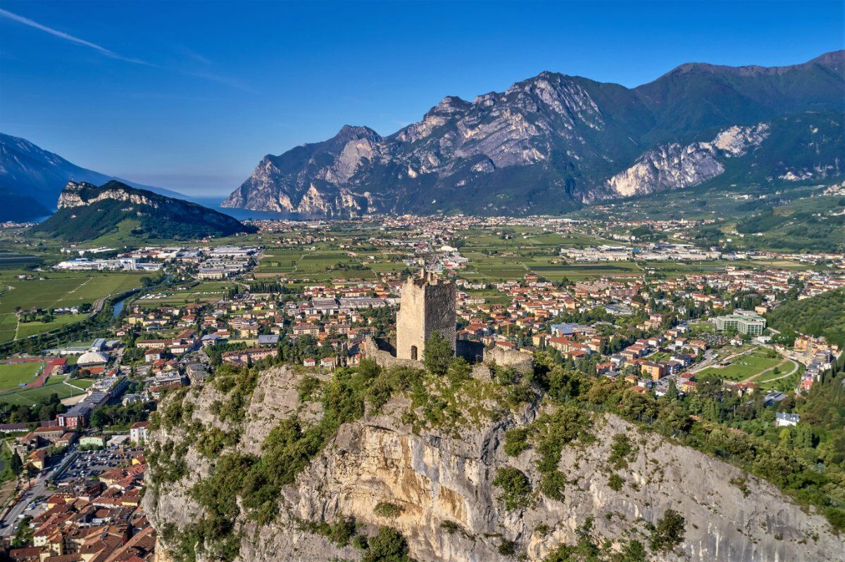 Il Castello di Arco: Trekking panoramico fra suggestioni natalizie Il Castello di Arco: Trekking panoramico fra suggestioni natalizie desktop picture