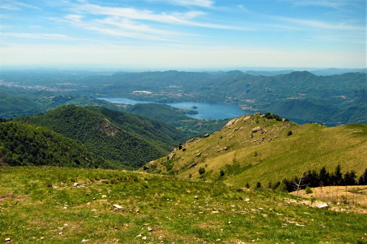 Trekking al Monte Mottarone: i sorprendenti panorami tra i due Laghi desktop picture