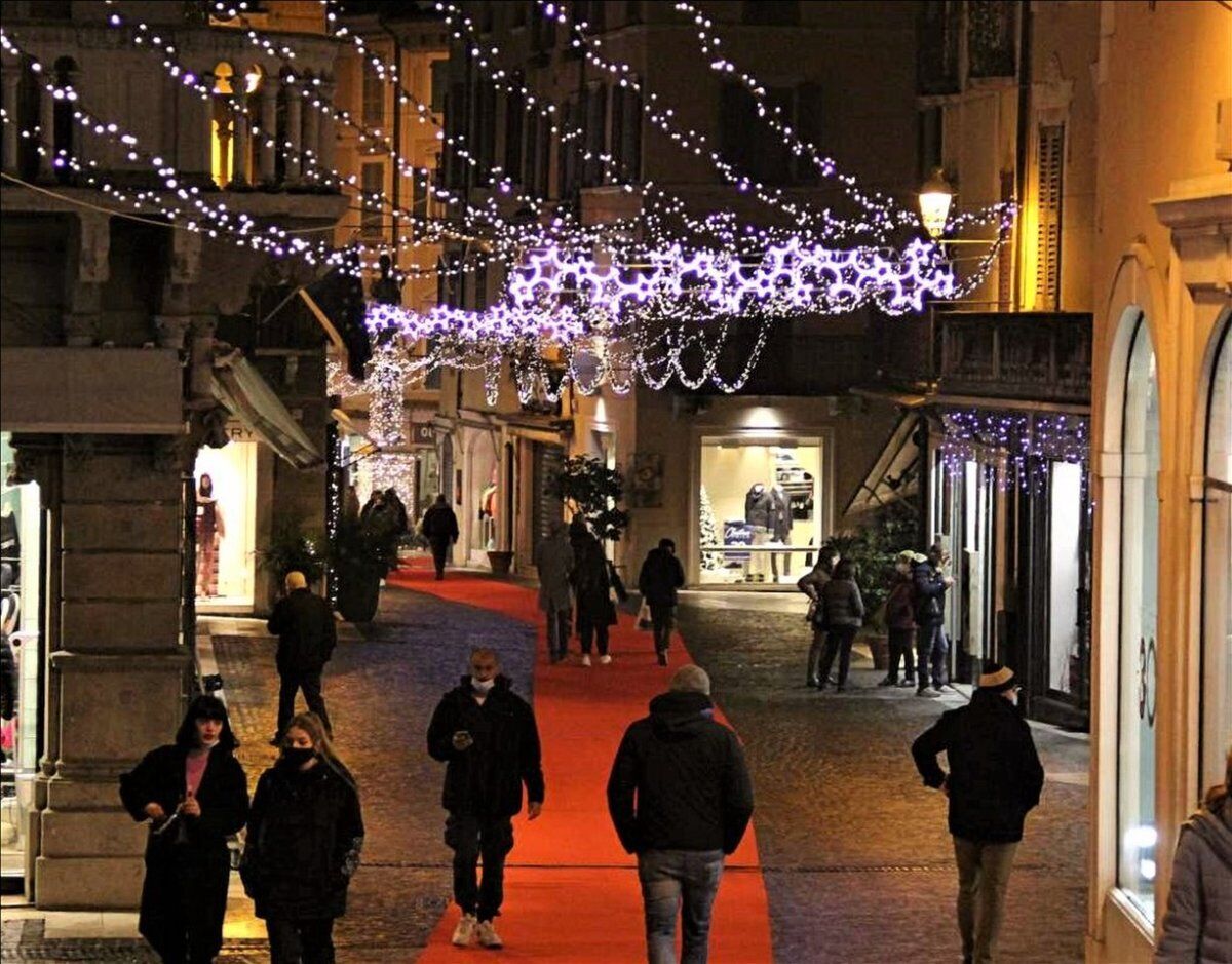 Salò e la magia del Natale: Tour guidato tra storia, luci e musiche Salò e la magia del Natale: Tour guidato tra storia, luci e musiche desktop picture