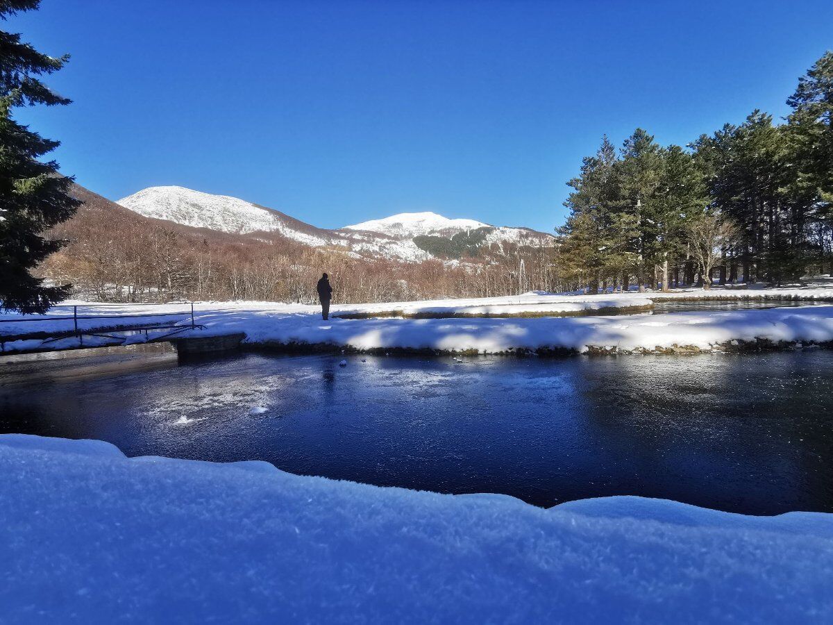 Ciaspolata nella storia alle pendici del Monte Cusna Ciaspolata nella storia alle pendici del Monte Cusna desktop picture