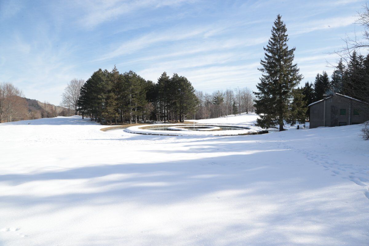 Ciaspolata nella storia alle pendici del Monte Cusna Ciaspolata nella storia alle pendici del Monte Cusna desktop picture