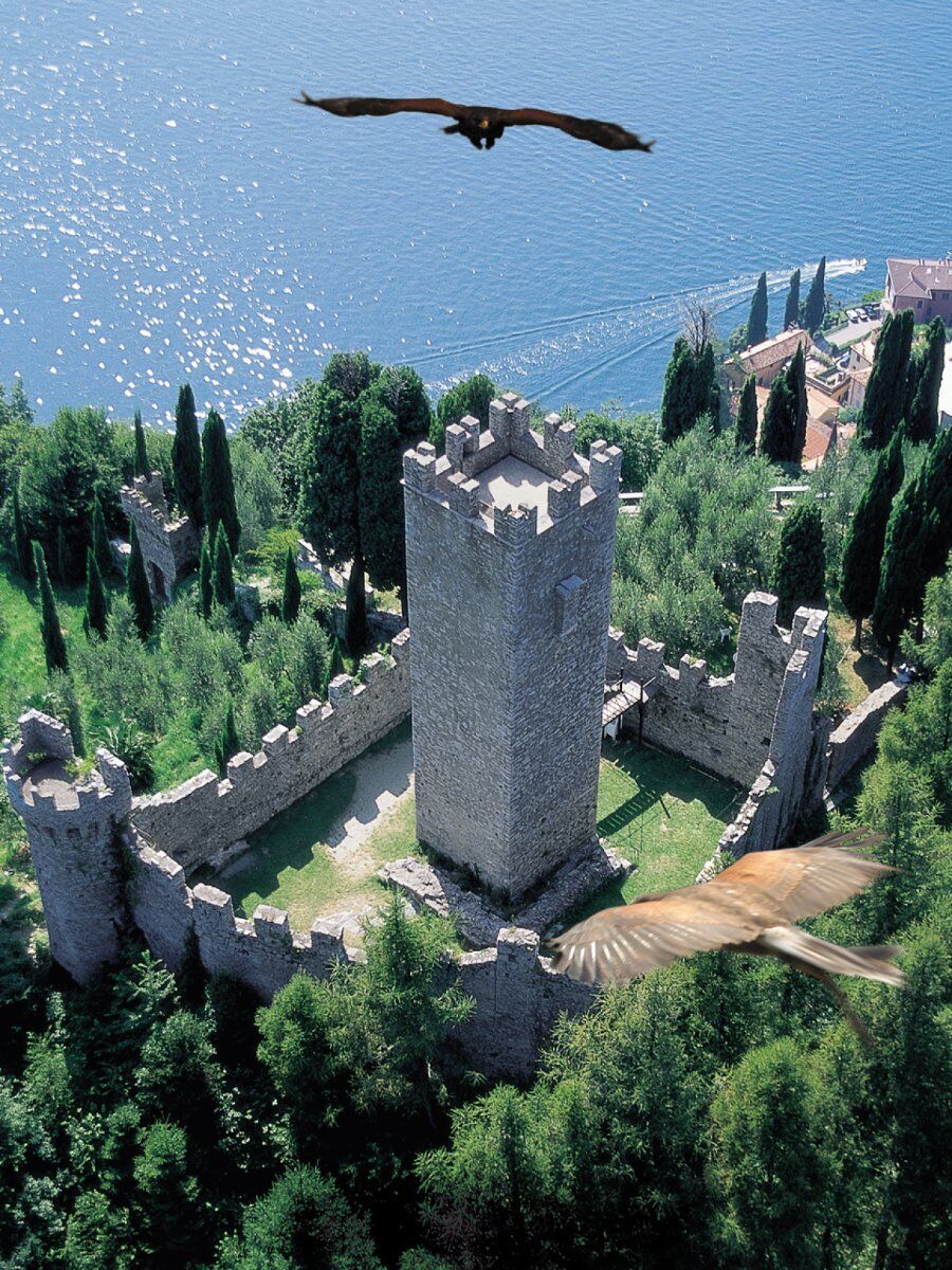 Trekking Panoramico da Varenna al Castello di Vezio desktop picture