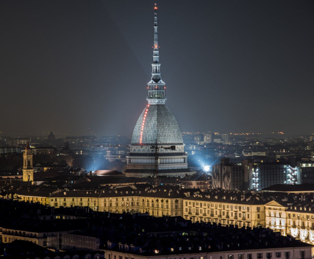 Luci d’Artista a Torino: Passeggiata nella magica atmosfera natalizia desktop picture