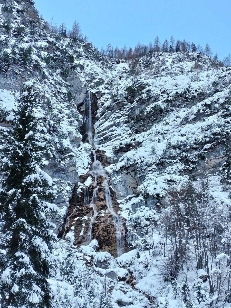 Val di Zoldo: Ciaspolata al laghetto del Vach e al borgo di Colcerver Val di Zoldo: Ciaspolata al laghetto del Vach e al borgo di Colcerver desktop picture