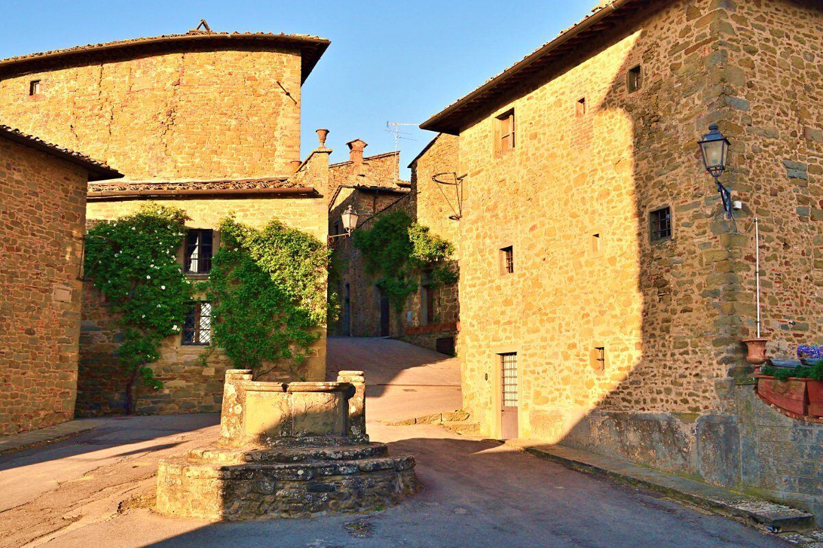 Escursione dal Borgo medievale di Volpaia alle Colline del Chianti desktop picture