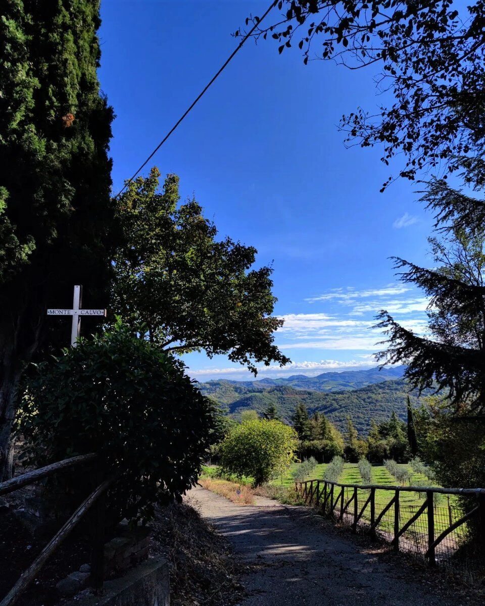 Escursione dalla Dolina della Spipola alla Chiesa di Montecalvo desktop picture