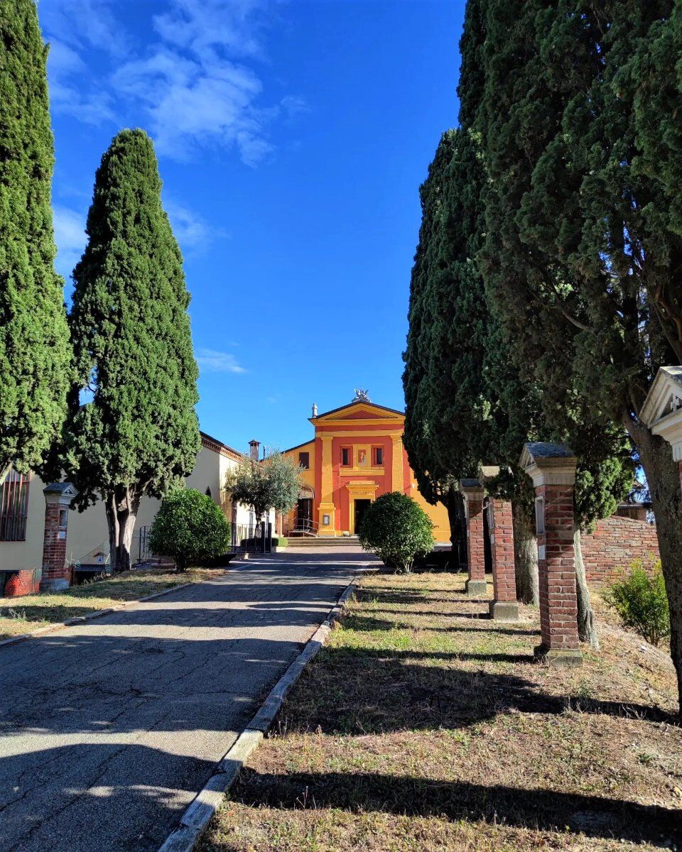 I Gessi bolognesi e la Chiesa di Montecalvo: escursione al tramonto I Gessi bolognesi e la Chiesa di Montecalvo: escursione al tramonto desktop picture