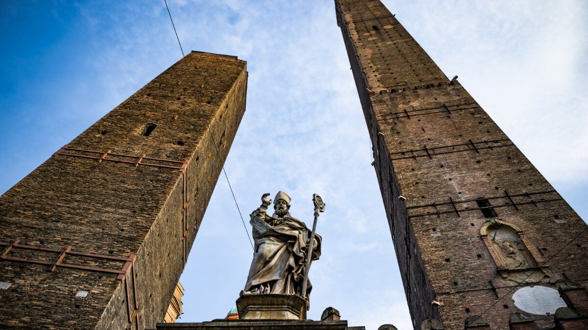 Tour guidato nella storia di Bologna: dai Cavalieri ai Mercanti di seta desktop picture