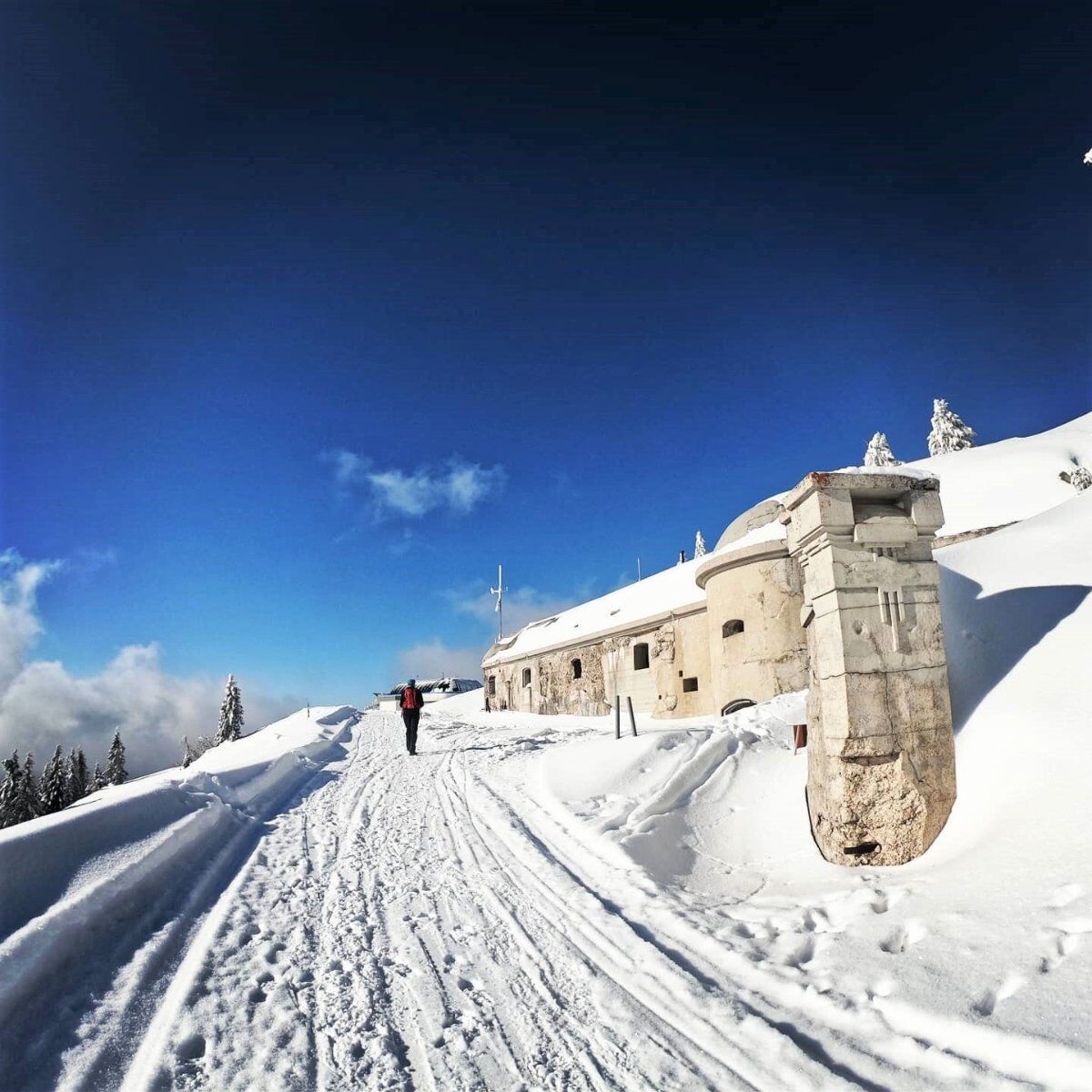 Ciaspolata nella storia sulla cima del Monte Verena Ciaspolata nella storia sulla cima del Monte Verena desktop picture
