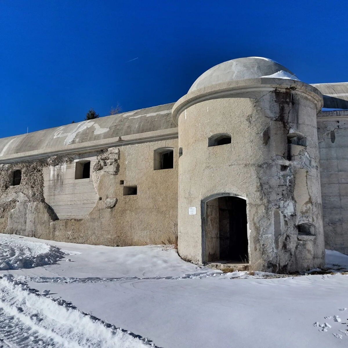 Ciaspolata nella storia sulla cima del Monte Verena Ciaspolata nella storia sulla cima del Monte Verena desktop picture