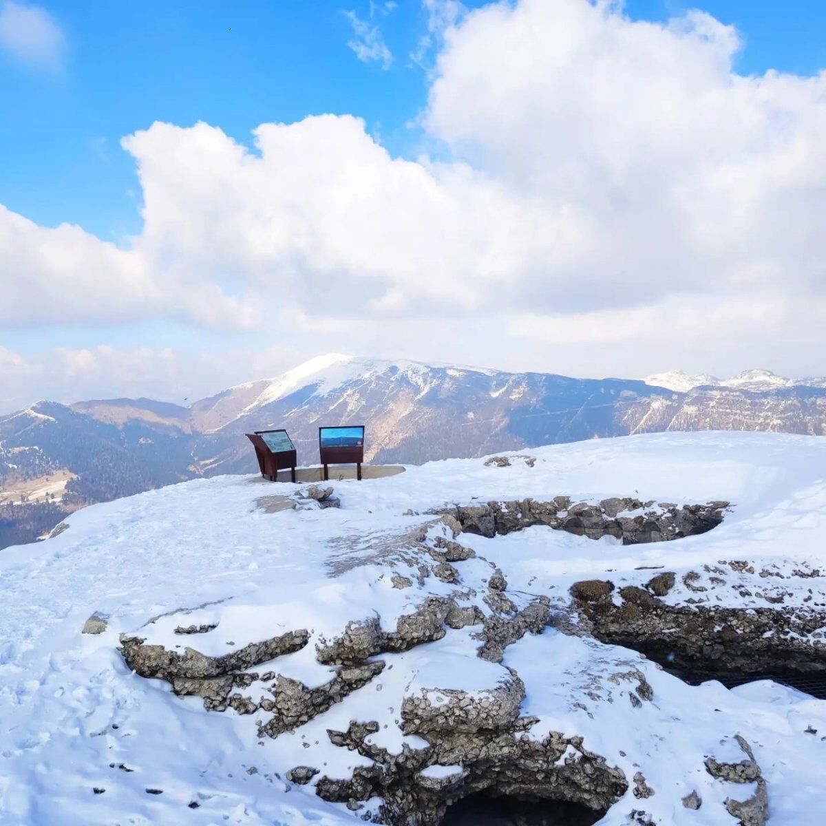 Ciaspolata nella storia sulla cima del Monte Verena desktop picture