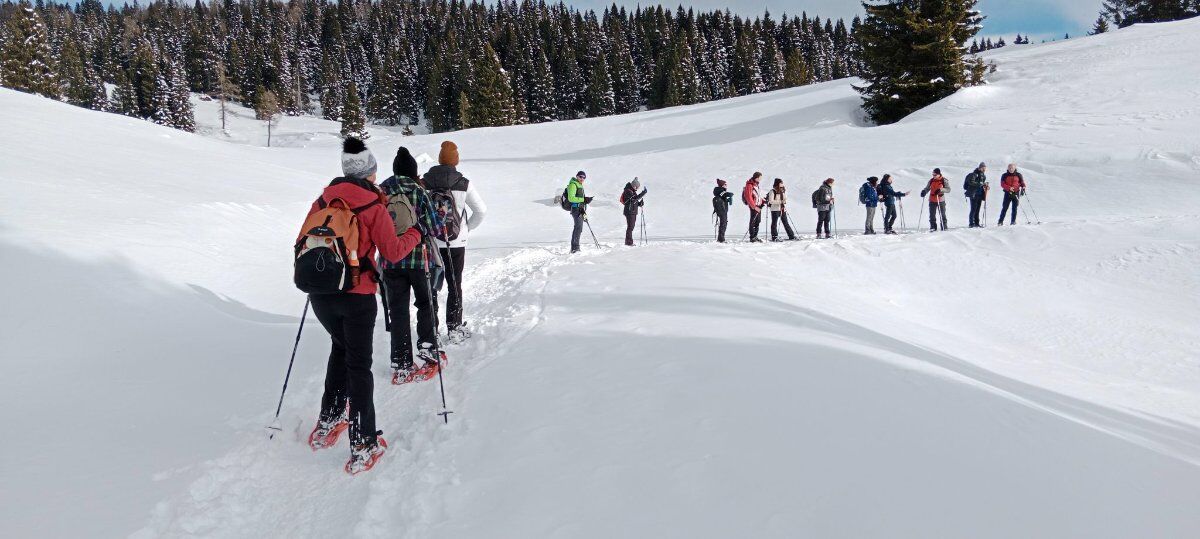 Ciaspolata nella storia sulla cima del Monte Verena Ciaspolata nella storia sulla cima del Monte Verena desktop picture