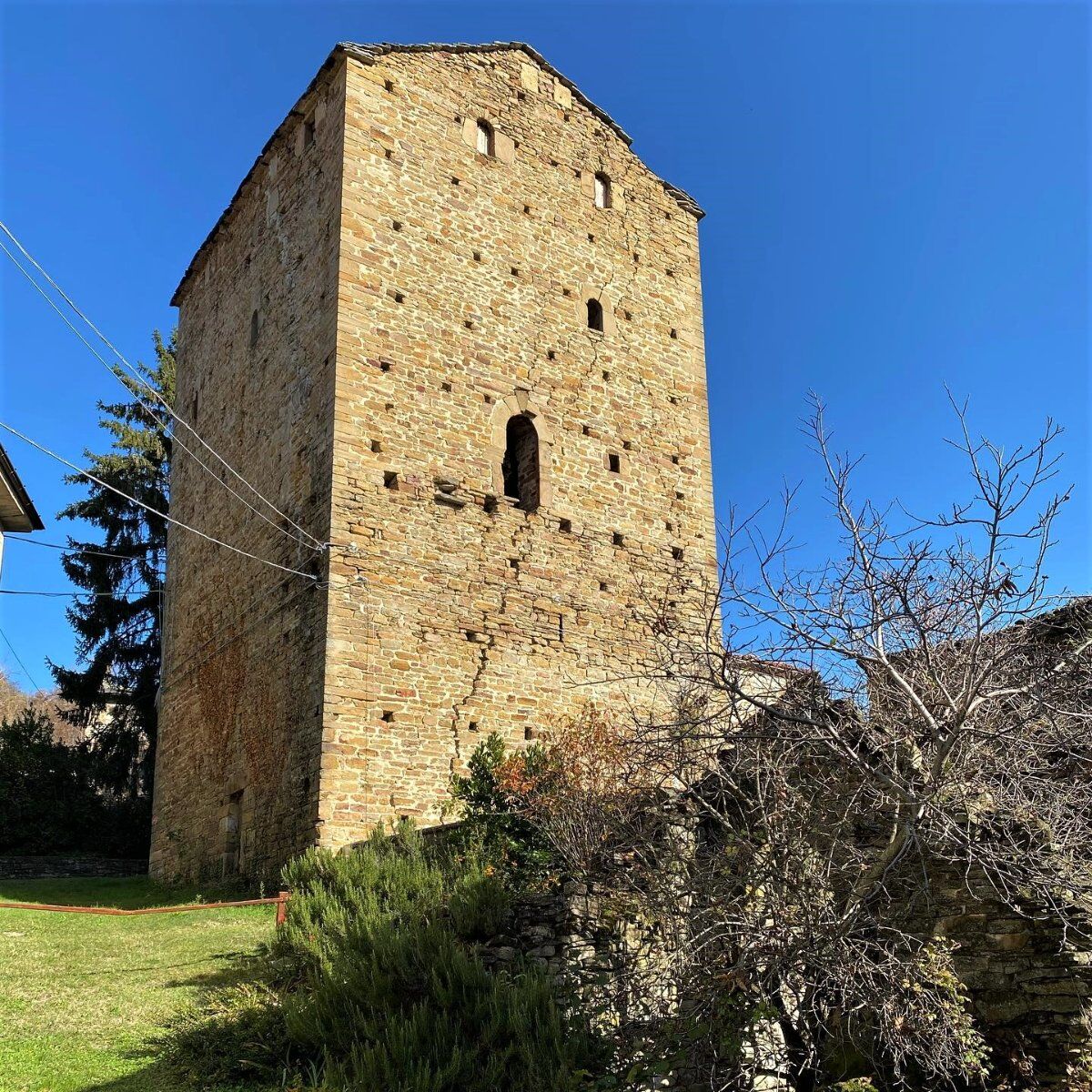 Trekking sulle colline reggiane: tra panorami, chiese e case a torre Trekking sulle colline reggiane: tra panorami, chiese e case a torre desktop picture