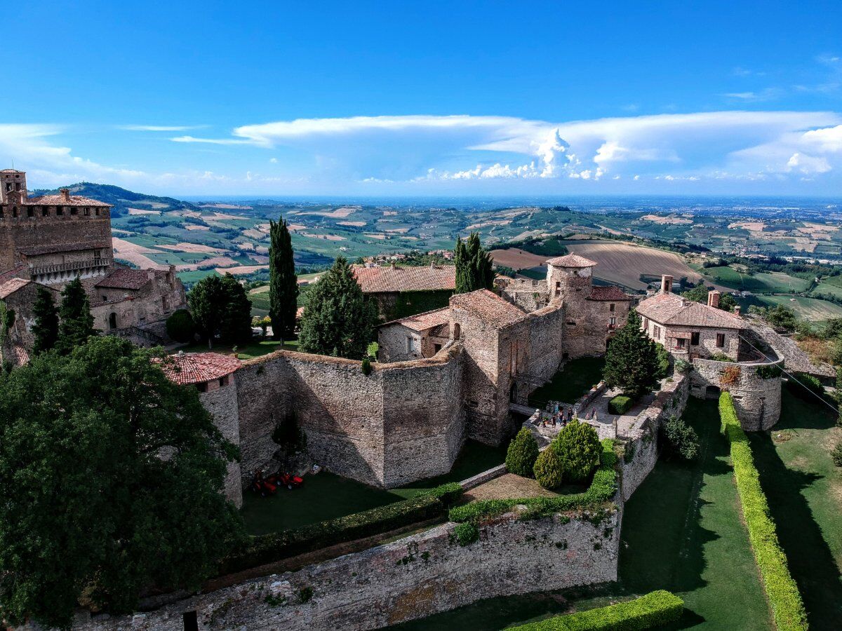 Passeggiata in Val Tidone alla scoperta della Rocca d’Olgisio Passeggiata in Val Tidone alla scoperta della Rocca d’Olgisio desktop picture