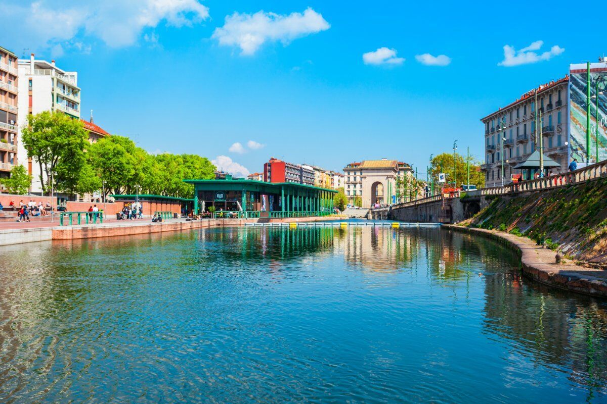Milano città d'acqua: passeggiata lungo i Navigli e la Darsena desktop picture