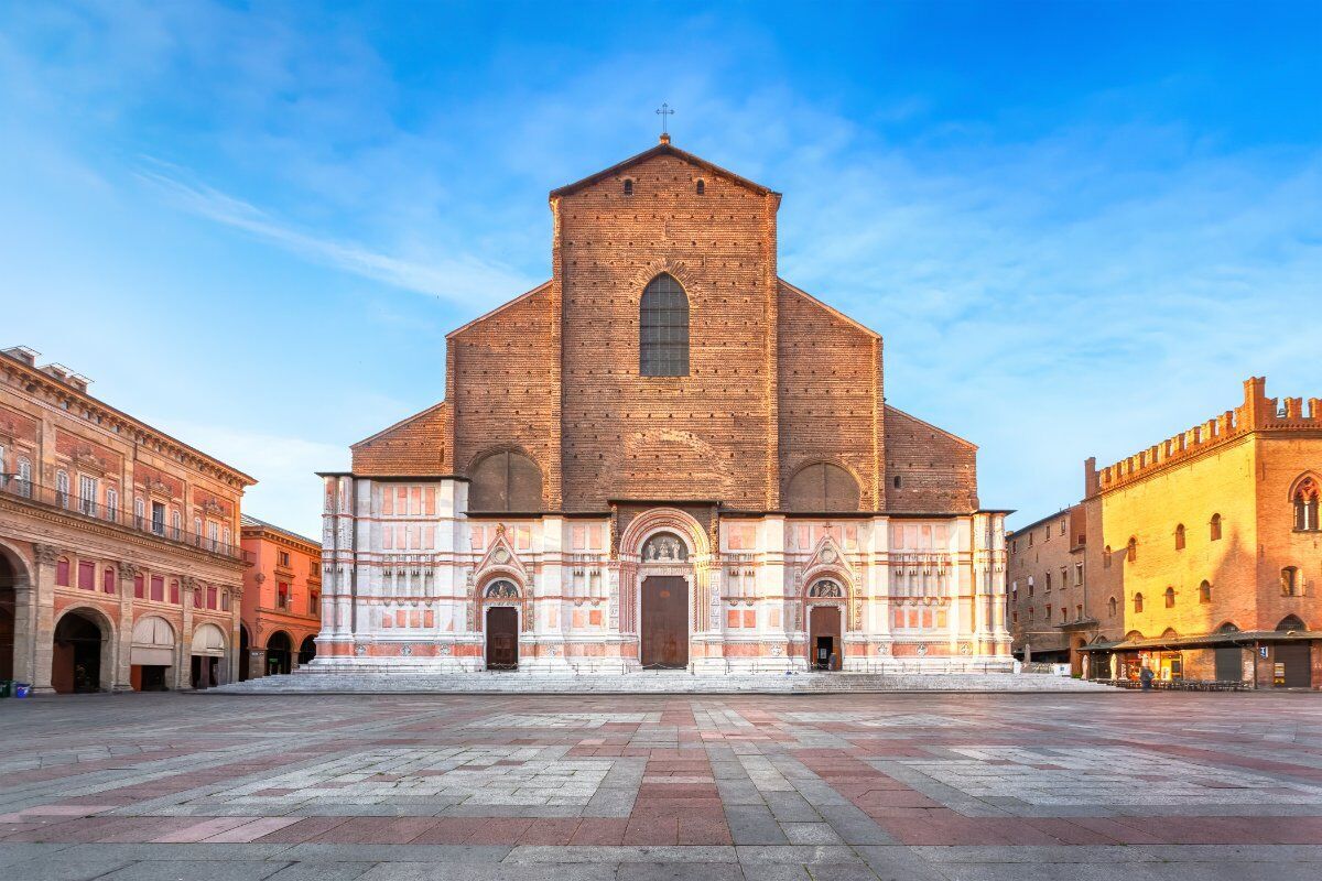 Bologna e il cinema: tour cinefilo dalle Due Torri a Piazza Maggiore desktop picture