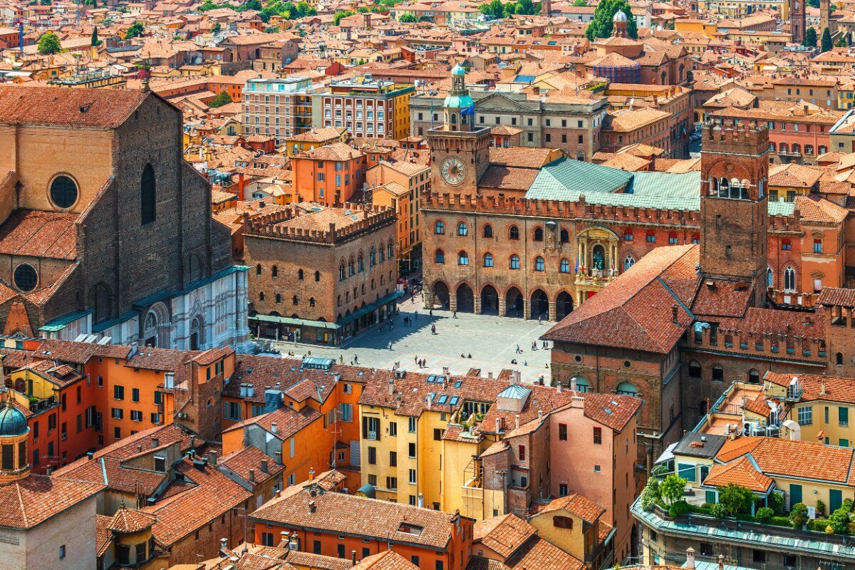 Bologna e il cinema: tour cinefilo dalle Due Torri a Piazza Maggiore Bologna e il cinema: tour cinefilo dalle Due Torri a Piazza Maggiore desktop picture