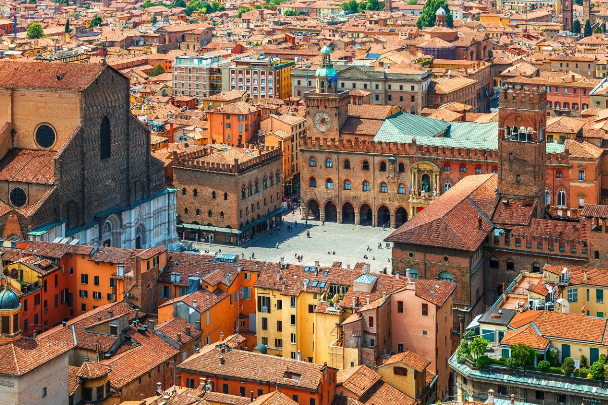 Bologna e il cinema: tour cinefilo dalle Due Torri a Piazza Maggiore desktop picture