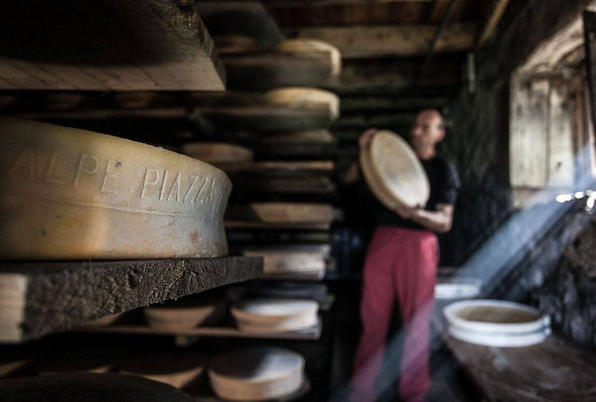 Ciaspolata con pranzo in rifugio nella Valle del Bitto Ciaspolata con pranzo in rifugio nella Valle del Bitto desktop picture