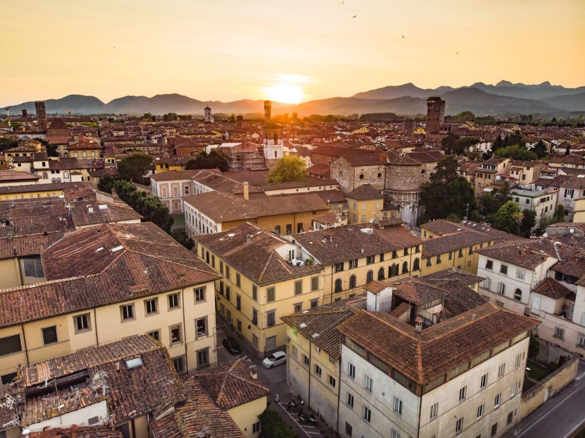 Lucca insolita: Tour tra magia e mistero desktop picture