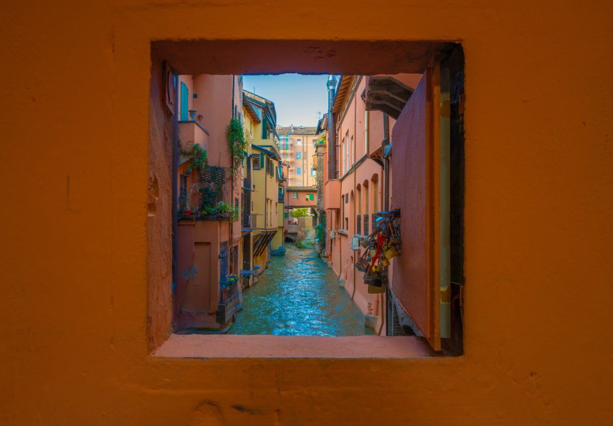 Caccia al tesoro a Bologna: tra i vicoli della Città Rossa Caccia al tesoro a Bologna: tra i vicoli della Città Rossa desktop picture
