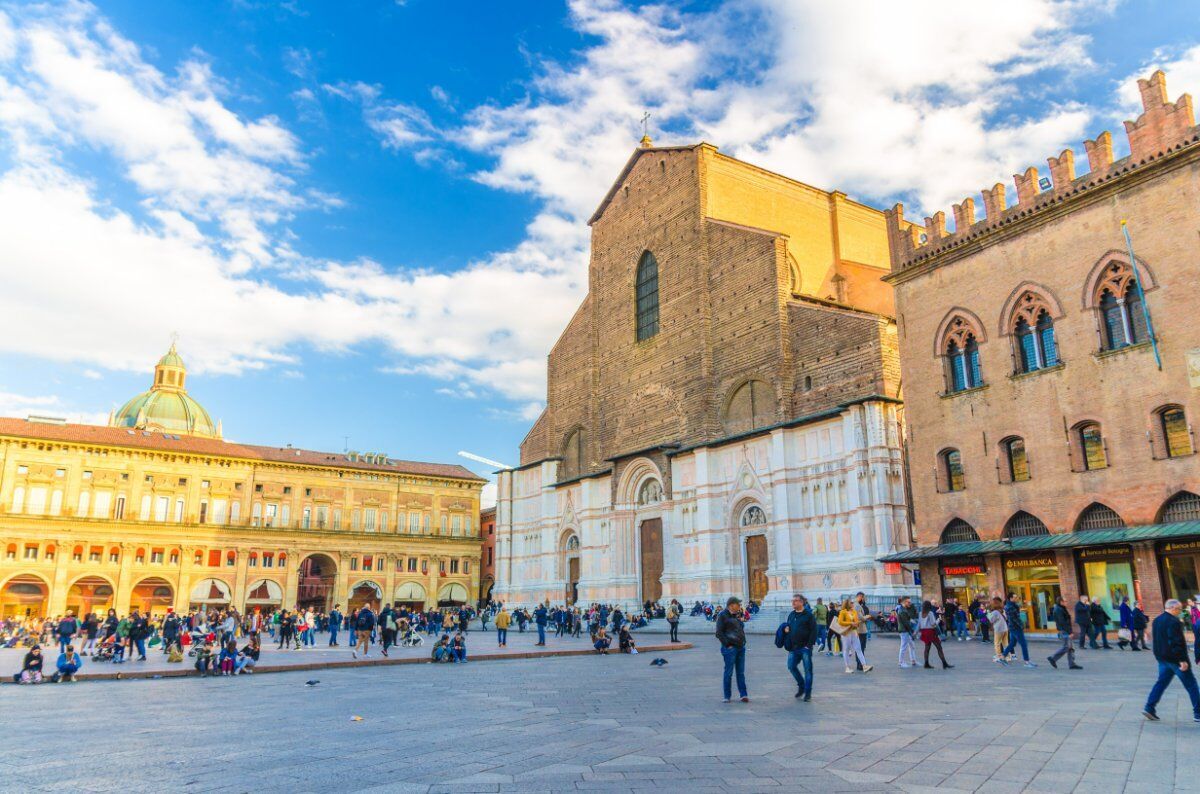Caccia al tesoro a Bologna: tra i vicoli della Città Rossa Caccia al tesoro a Bologna: tra i vicoli della Città Rossa desktop picture