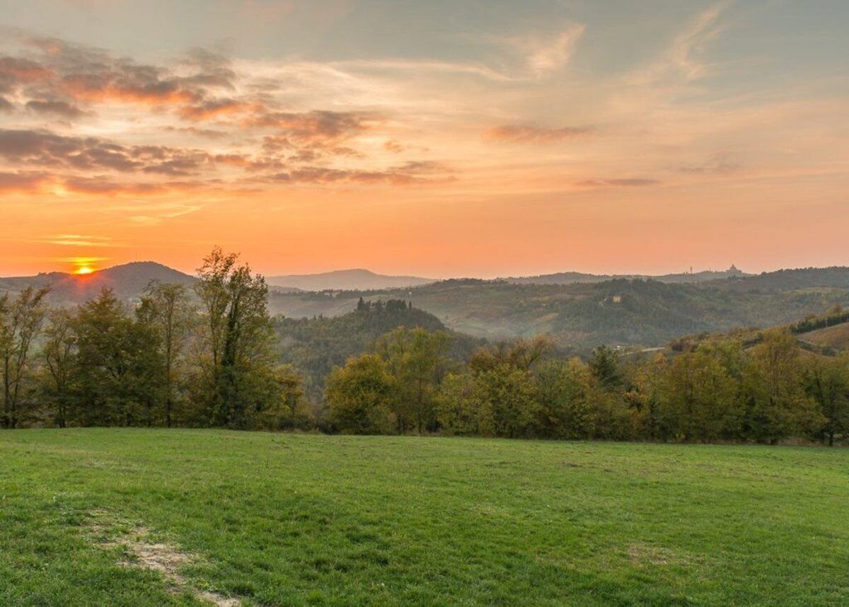 I Gessi bolognesi e la Chiesa di Montecalvo: escursione al tramonto I Gessi bolognesi e la Chiesa di Montecalvo: escursione al tramonto desktop picture