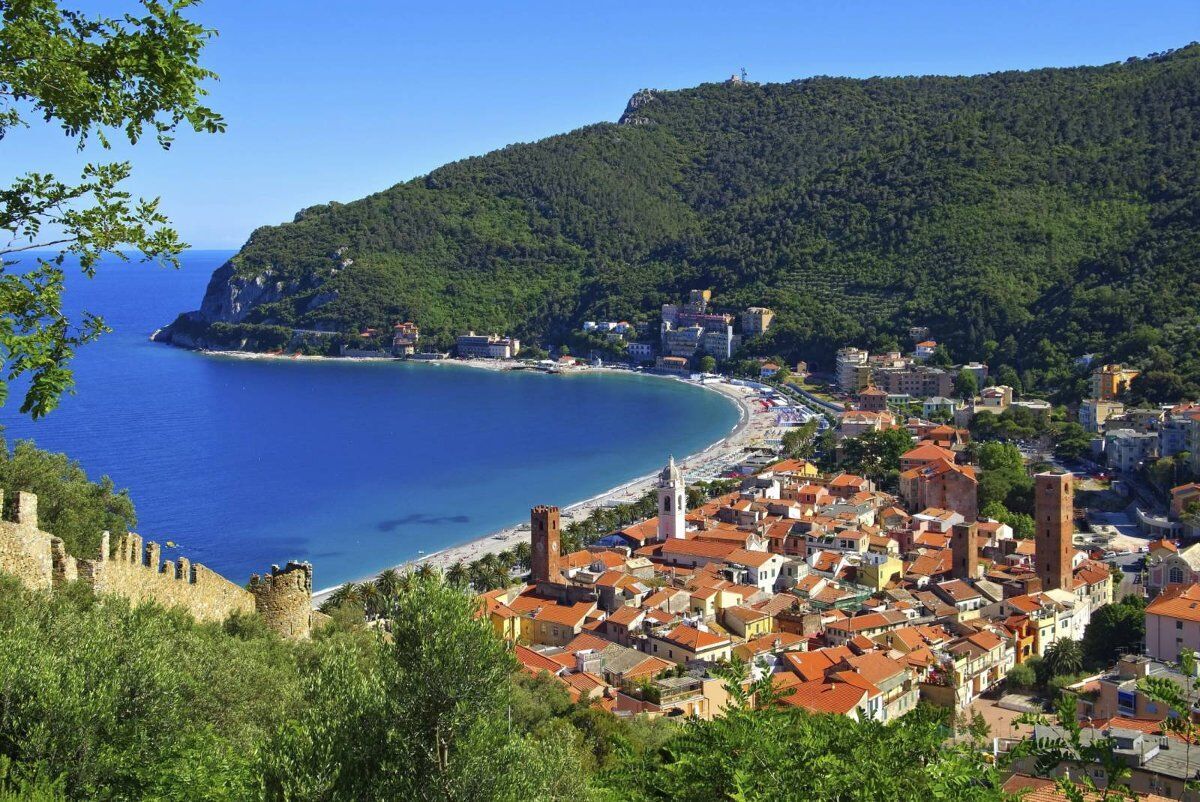 Quattro passi sul mare: passeggiata a Noli e al castello di Monte Ursino Quattro passi sul mare: passeggiata a Noli e al castello di Monte Ursino desktop picture