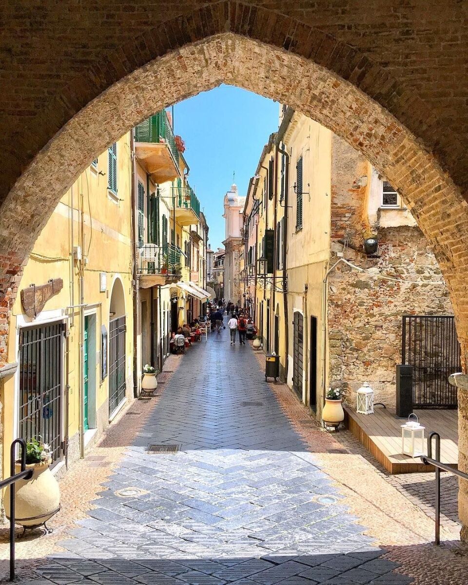 Quattro passi sul mare: passeggiata a Noli e al castello di Monte Ursino Quattro passi sul mare: passeggiata a Noli e al castello di Monte Ursino desktop picture