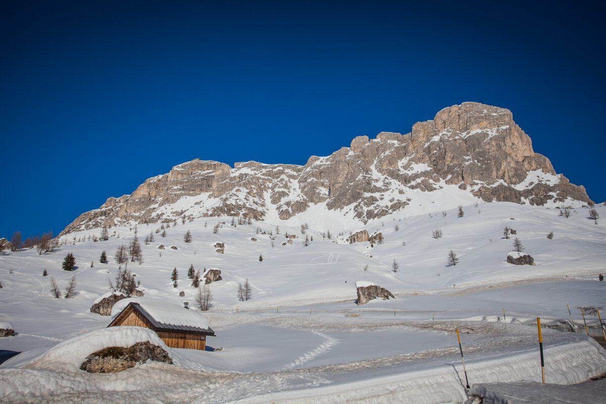 Ciaspolata dal Rifugio Fedare: tra il Nuvolau e la Marmolada desktop picture