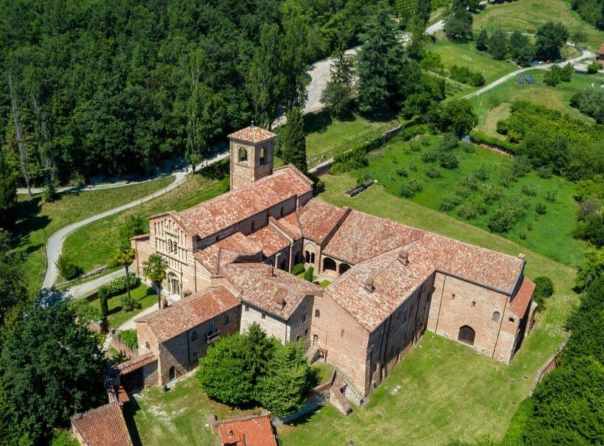 Trekking all'Abbazia di Vezzolano: tra cultura e natura desktop picture