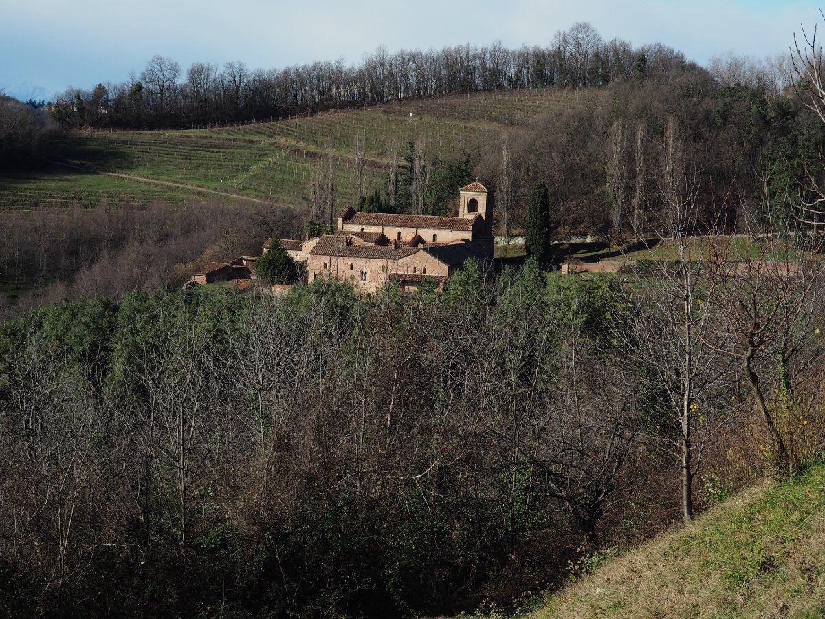 Trekking all'Abbazia di Vezzolano: tra cultura e natura desktop picture