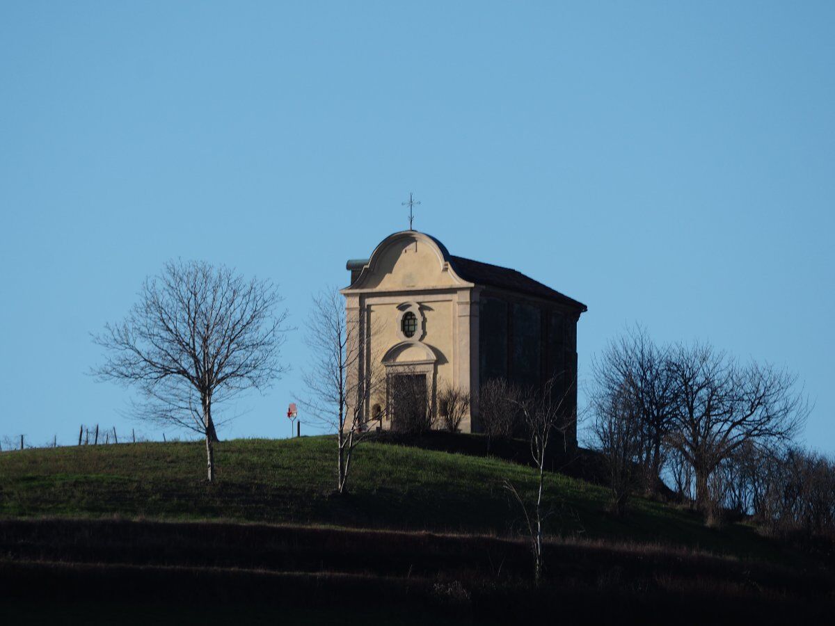 Trekking all'Abbazia di Vezzolano: tra cultura e natura desktop picture