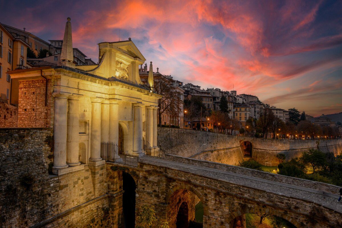 Trekking in Città Alta: Bergamo al tramonto e sotto le stelle desktop picture