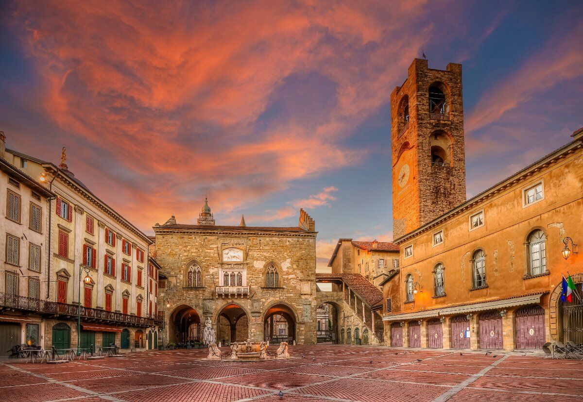 Trekking in Città Alta: Bergamo al tramonto e sotto le stelle desktop picture