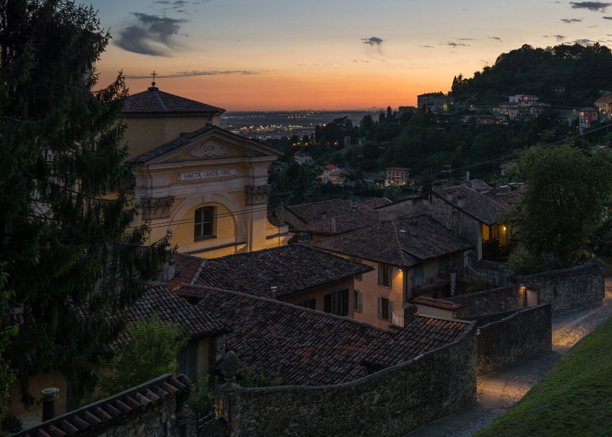 Trekking in Città Alta: Bergamo al tramonto e sotto le stelle desktop picture