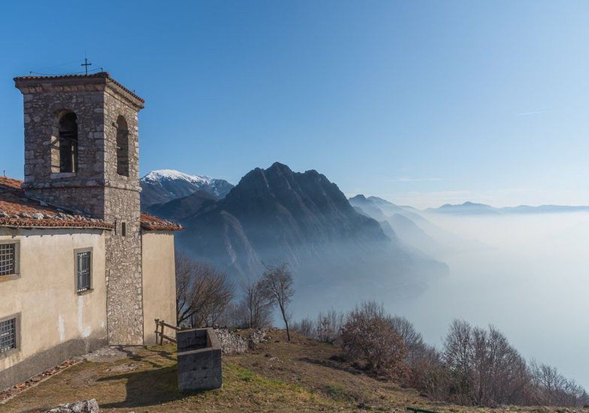 Trekking panoramico a San Defendente sul Lago d'Iseo desktop picture