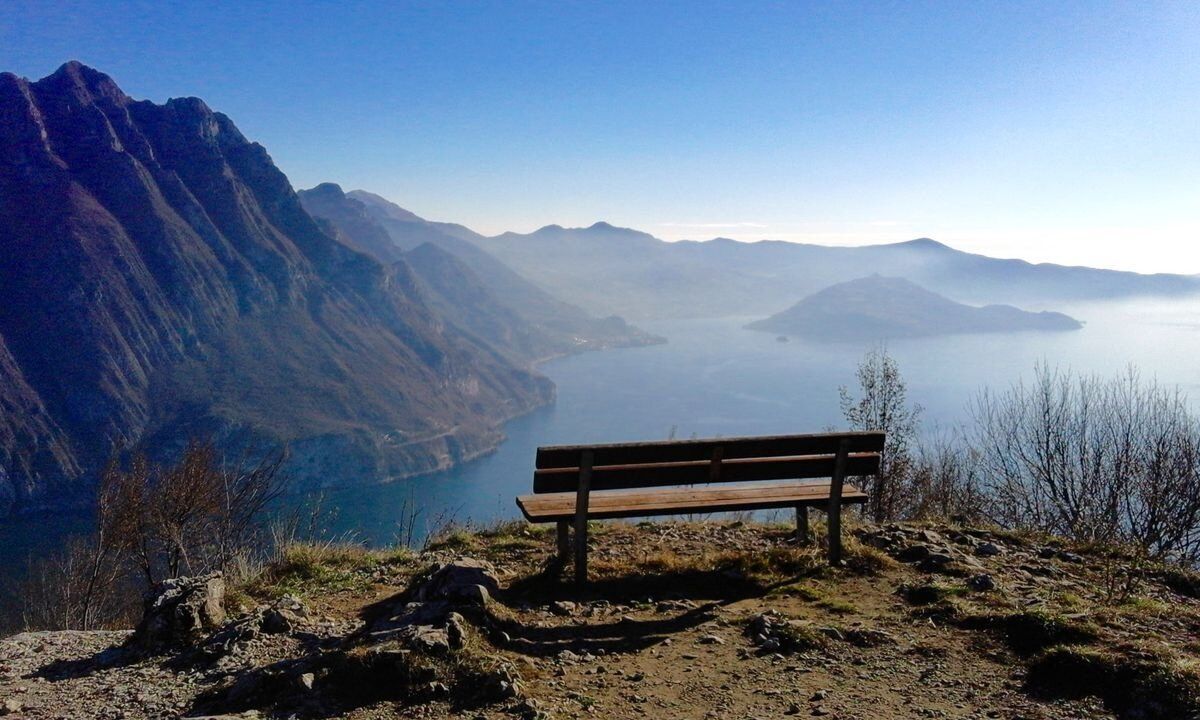 Trekking panoramico a San Defendente sul Lago d'Iseo desktop picture