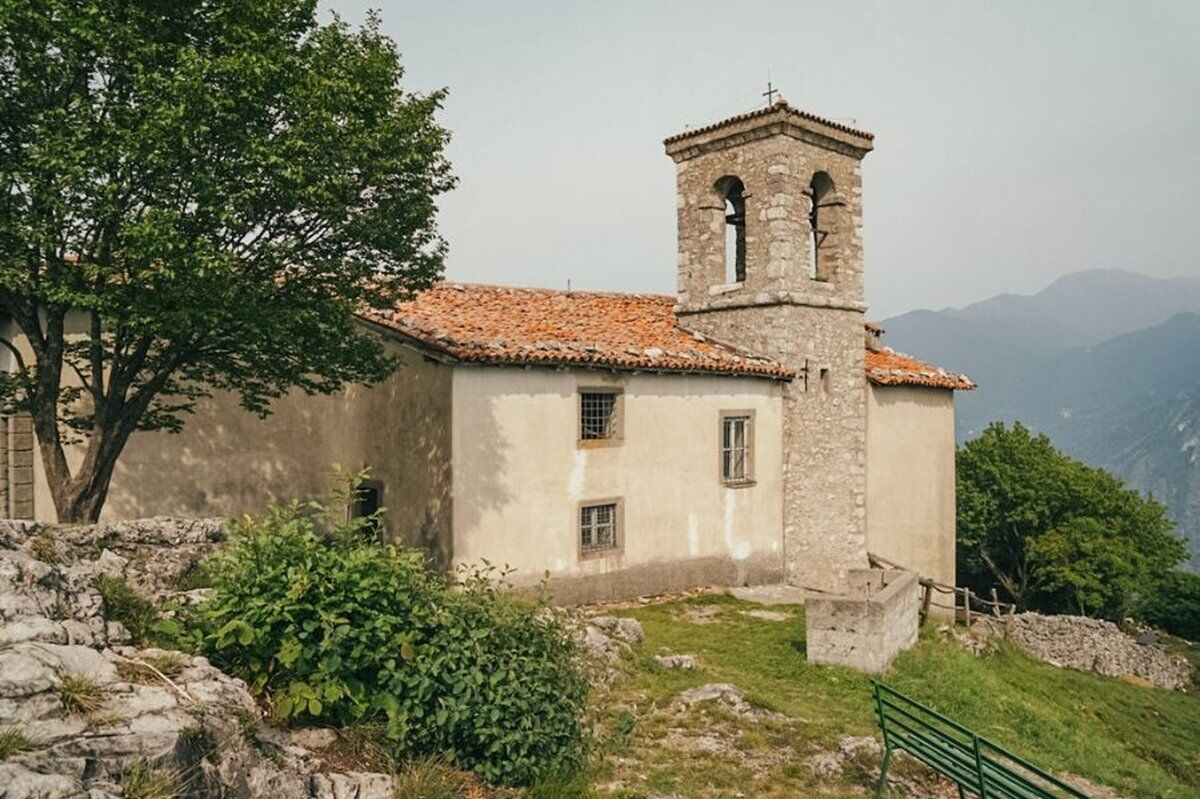 Trekking panoramico a San Defendente sul Lago d'Iseo desktop picture