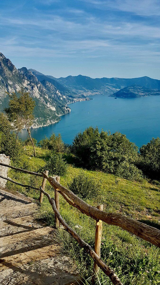 Trekking panoramico a San Defendente sul Lago d'Iseo desktop picture