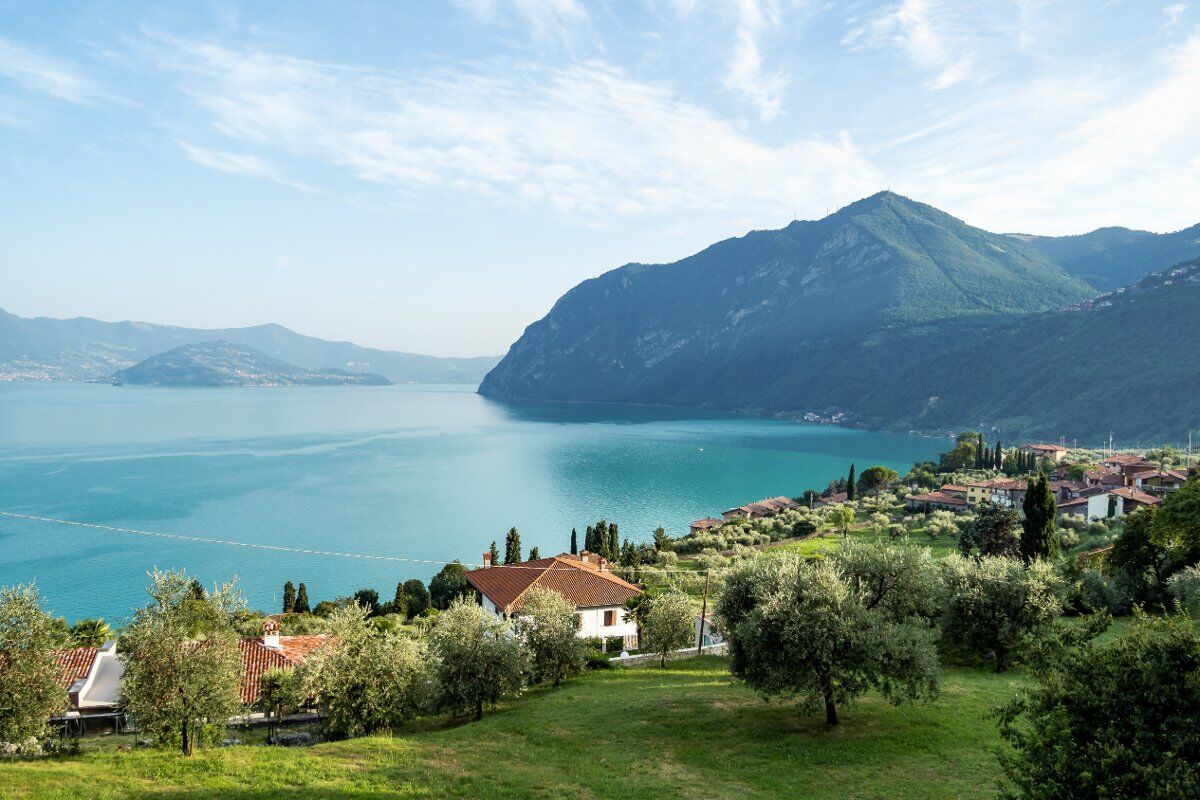 Trekking panoramico a San Defendente sul Lago d'Iseo desktop picture