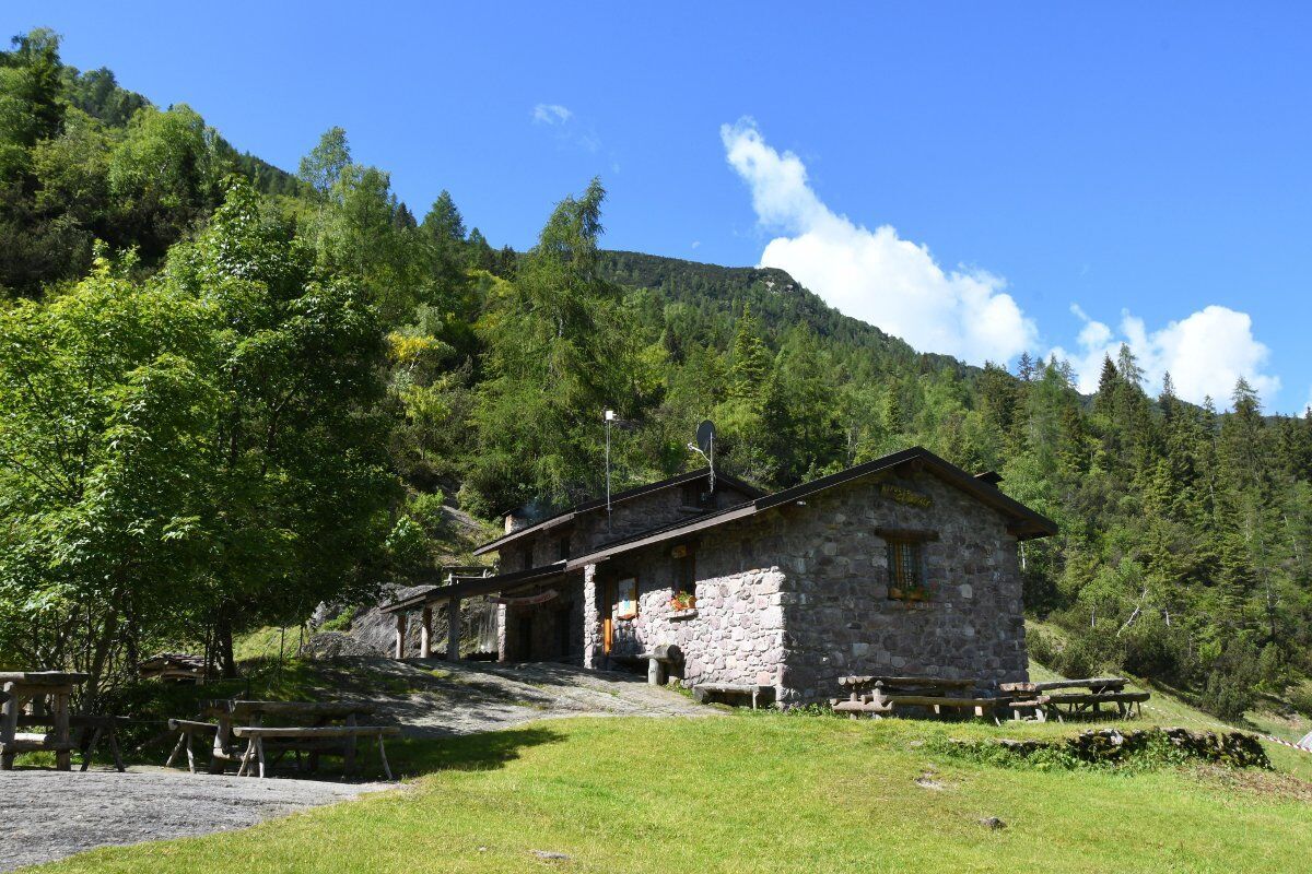 Trekking attraverso la Val Sanguigno fino al rifugio Gianpace Trekking attraverso la Val Sanguigno fino al rifugio Gianpace desktop picture