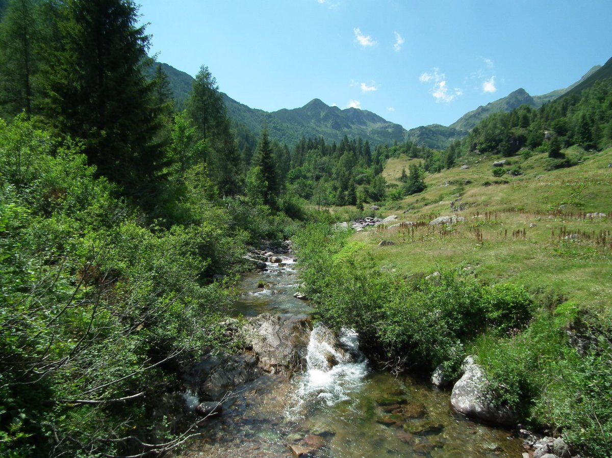 Trekking attraverso la Val Sanguigno fino al rifugio Gianpace Trekking attraverso la Val Sanguigno fino al rifugio Gianpace desktop picture