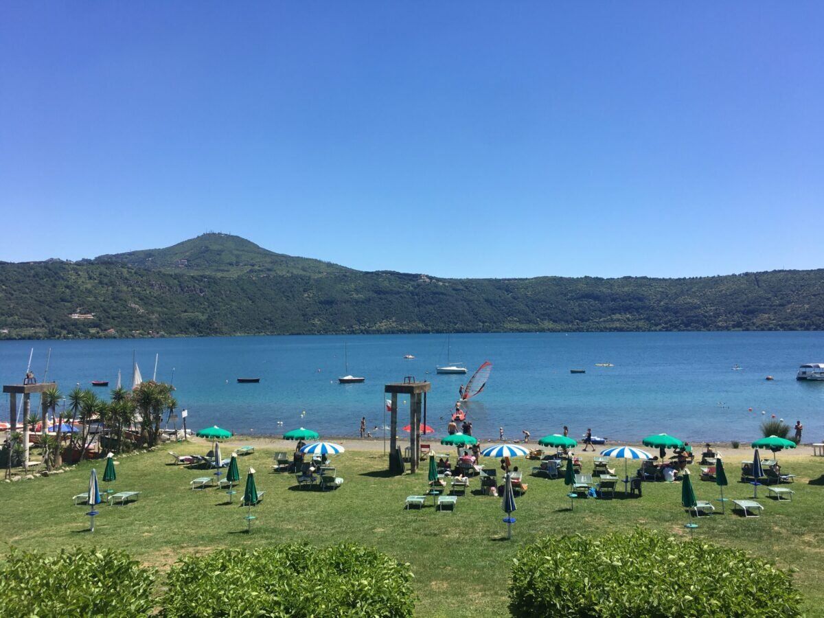Passeggiata e stretching sulla riva del Lago Albano desktop picture