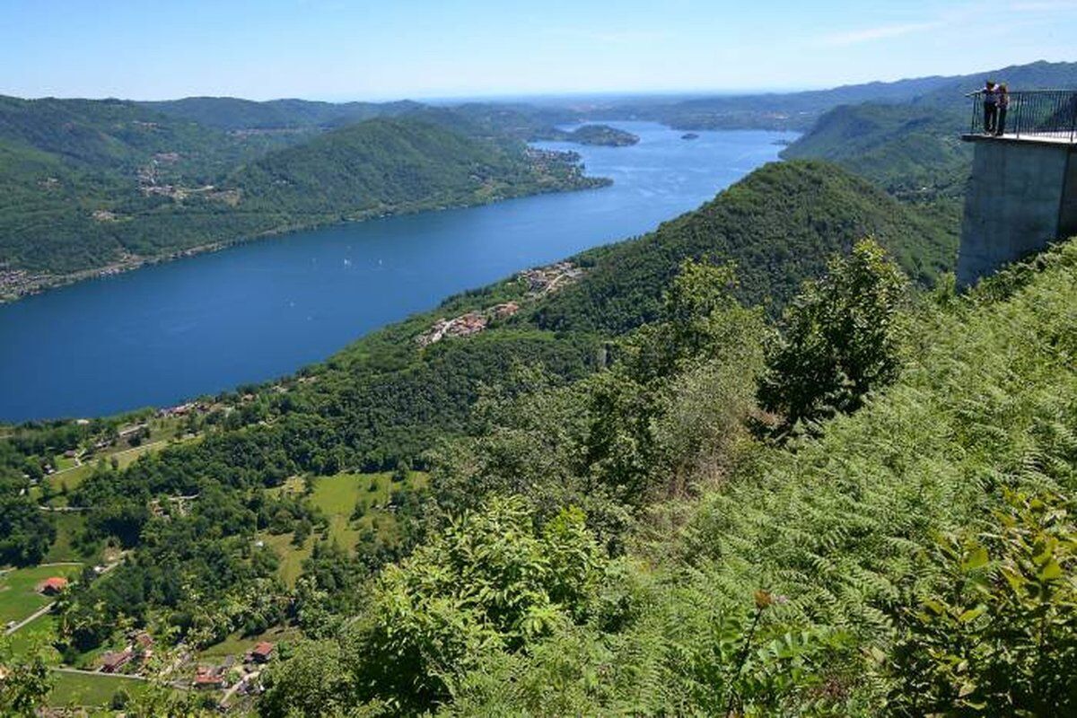 Escursione alla Madonna del Sasso: i panorami del Lago d'Orta desktop picture