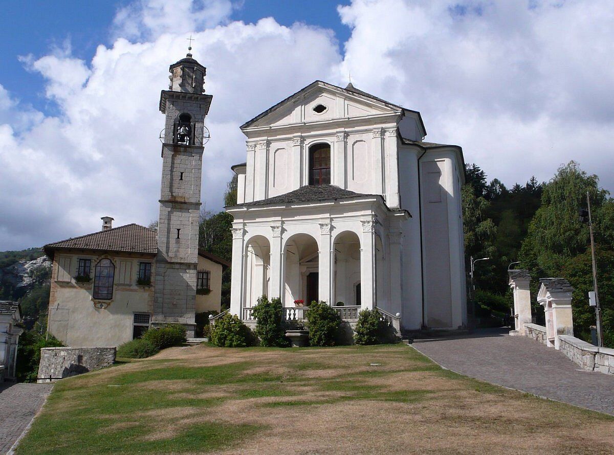 Escursione alla Madonna del Sasso: i panorami del Lago d'Orta desktop picture