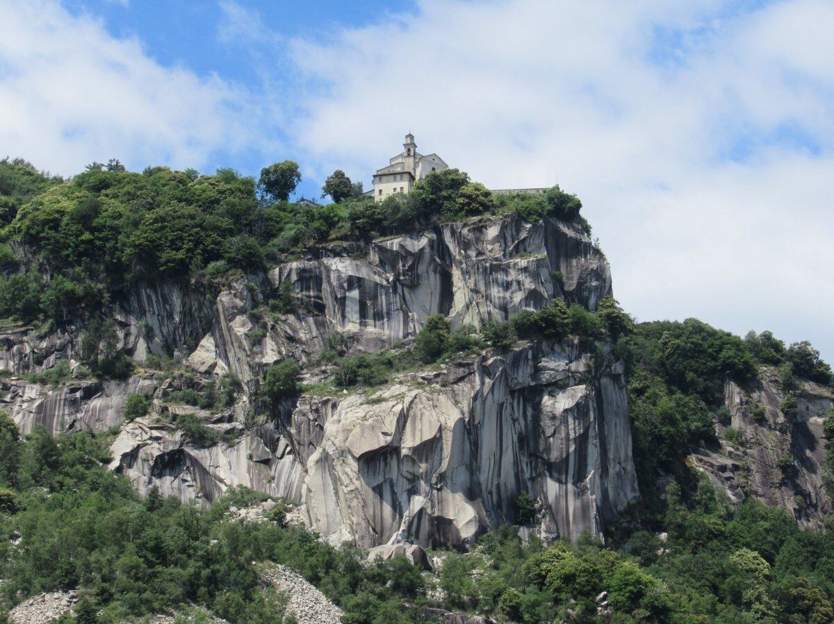 Escursione alla Madonna del Sasso: i panorami del Lago d'Orta desktop picture